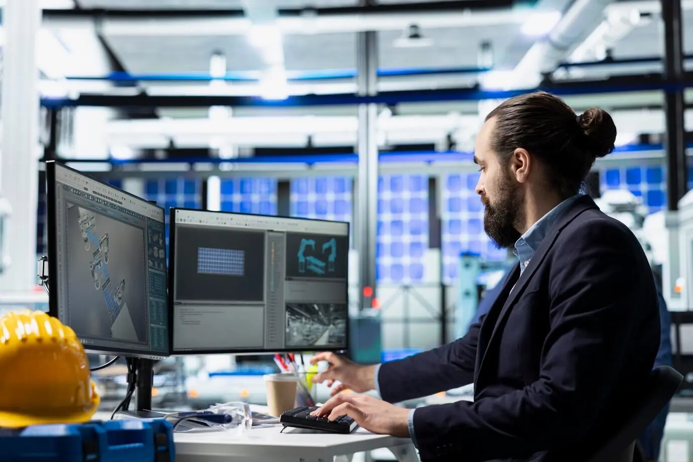 Ein männlicher Produktionsmitarbeiter in einer Solarmodulfabrik führt eine routinemäßige Inspektion durch.