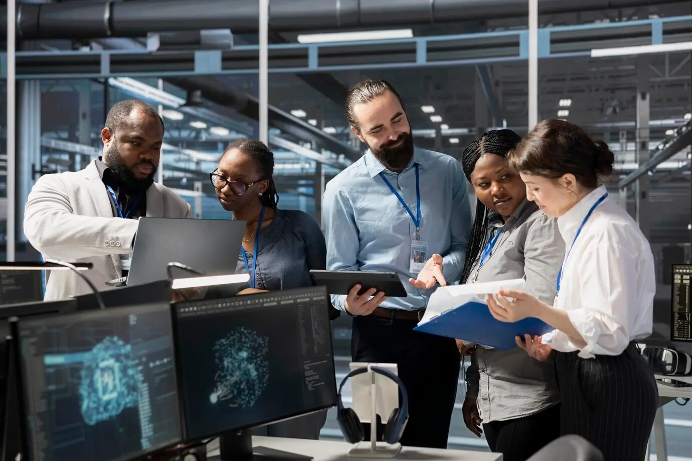 Ein Ingenieurteam arbeitet gemeinsam in einem Rechenzentrum mit KI-Technologie.