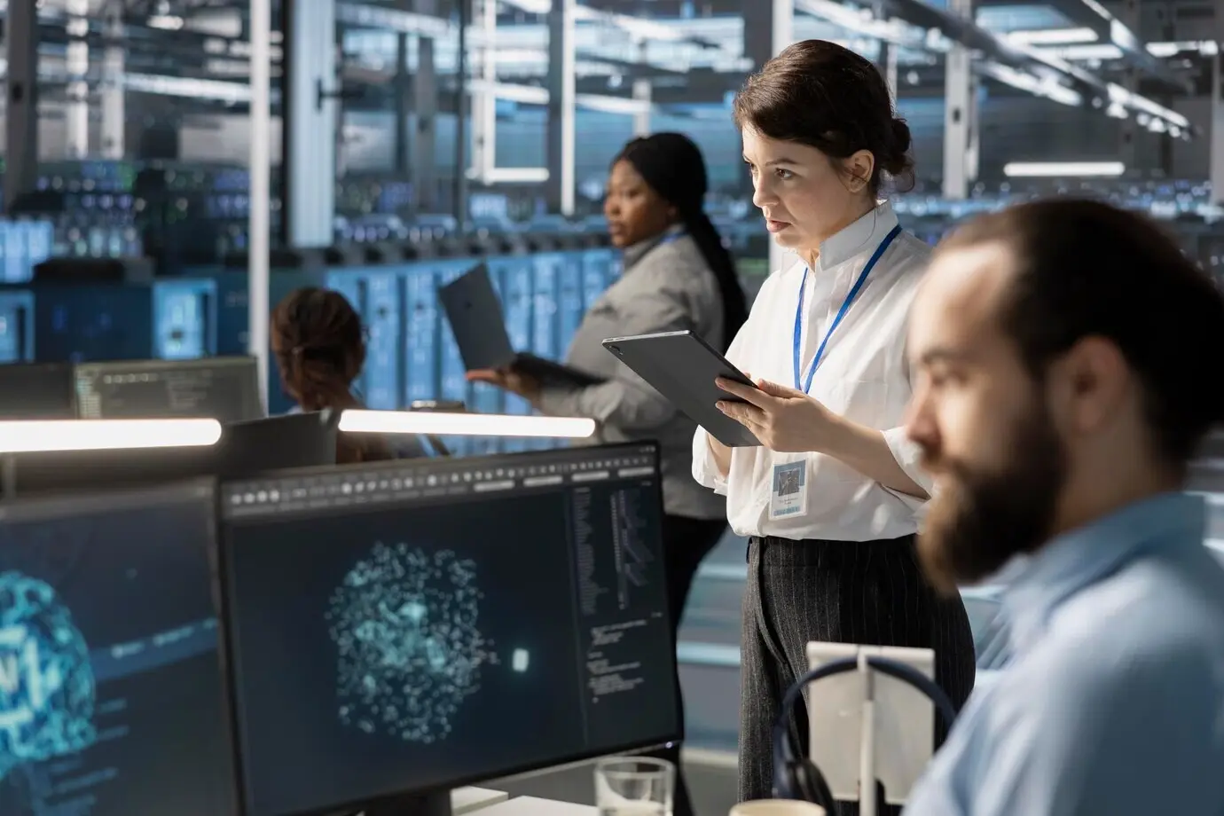 Systemadministratoren im Rechenzentrum integrieren KI-gesteuerte Automatisierungstools.