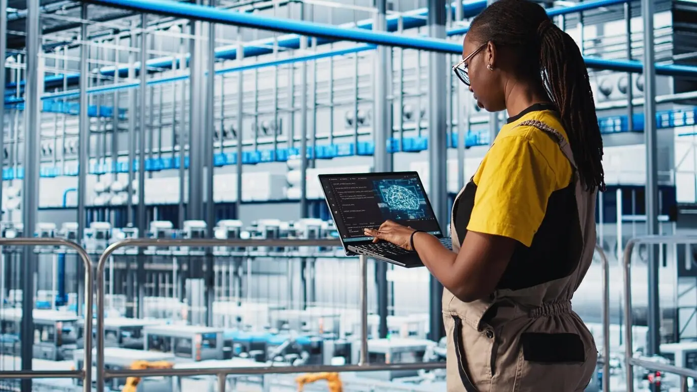 Industrieanlageningenieur im Rahmen von Industrie 40, der automatisierte Maschinen mithilfe von KI steuert.