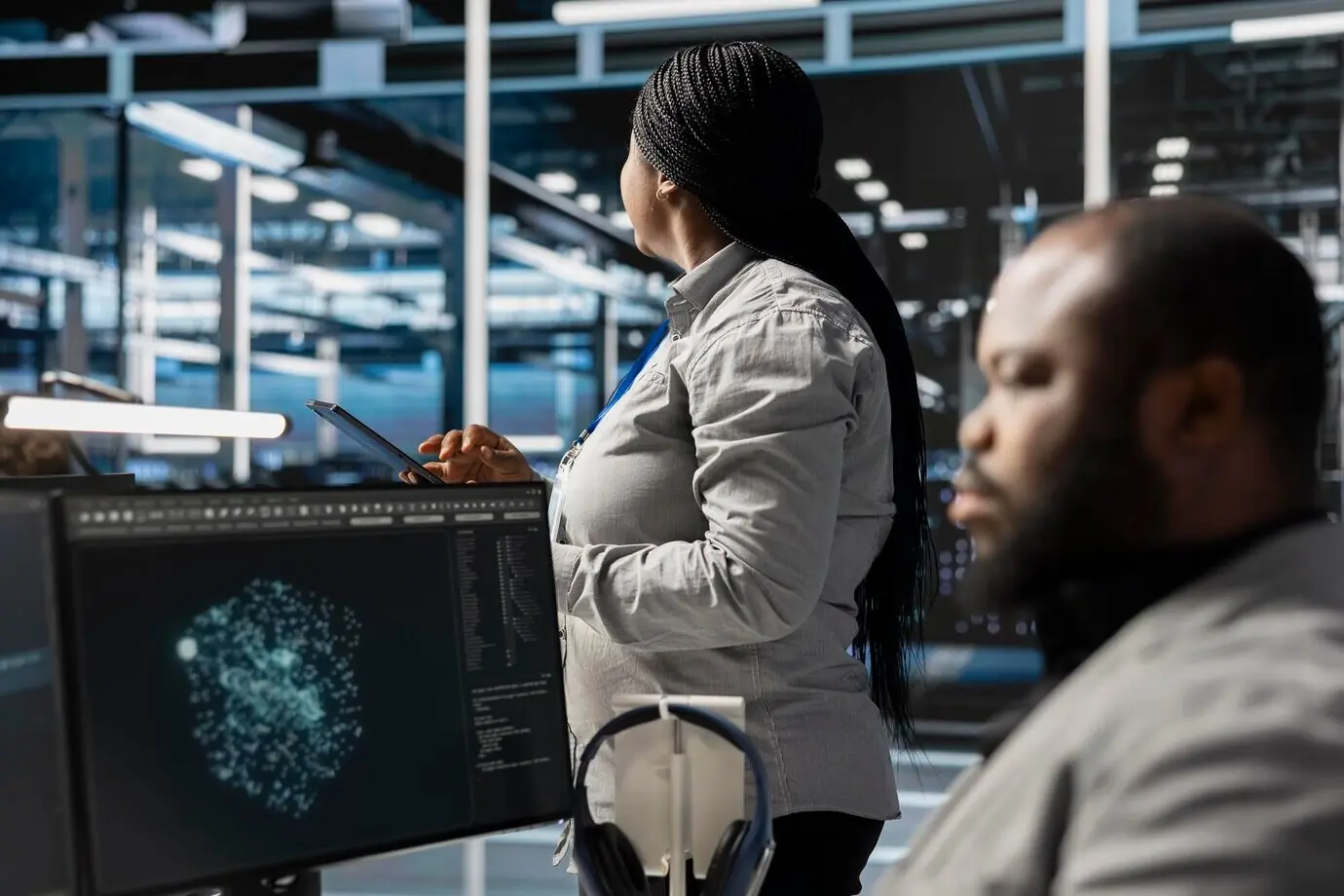 Ein Mitarbeiter im Rechenzentrum überwacht die Systemleistung und identifiziert Fehlfunktionen.