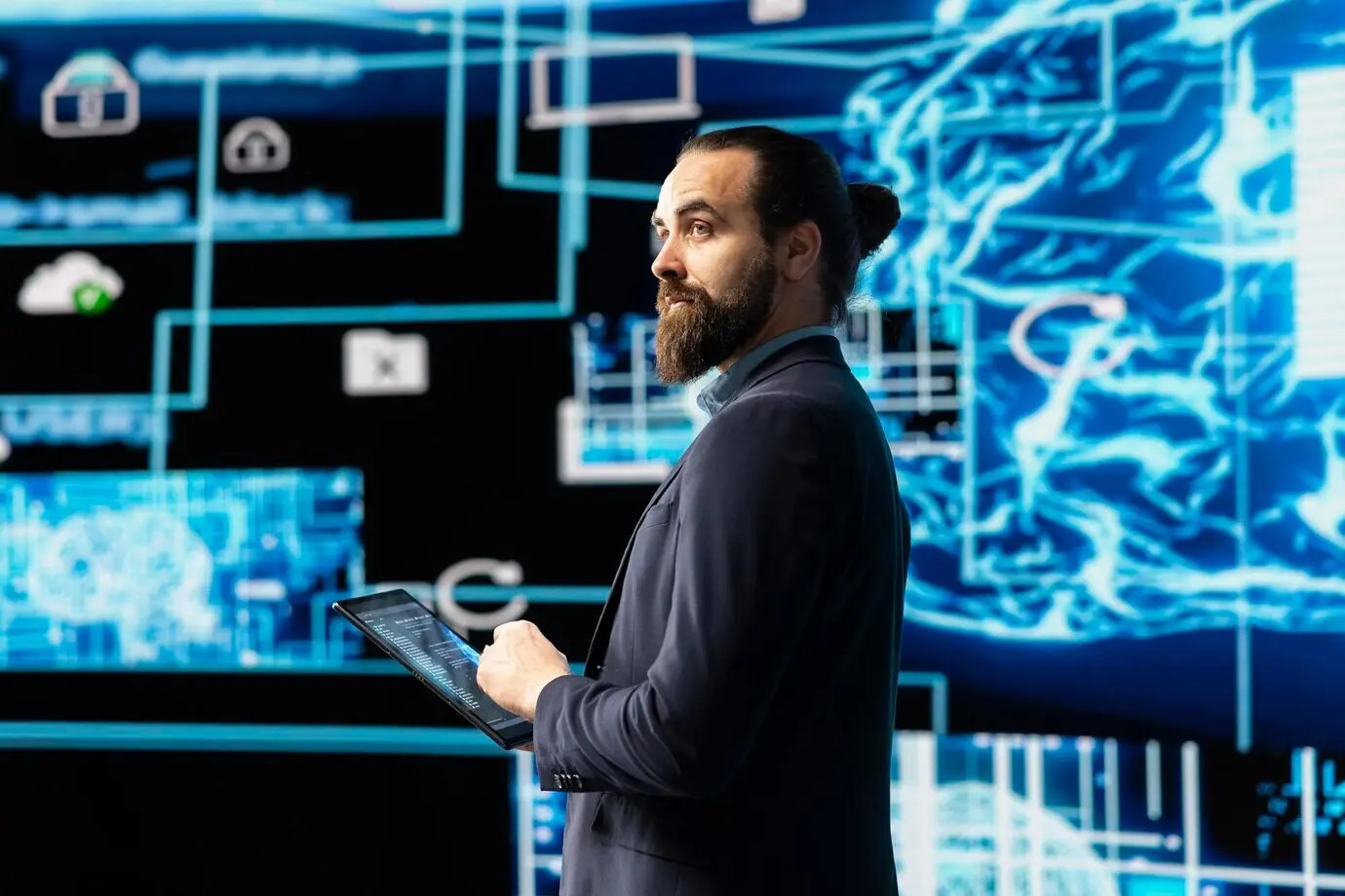 Junger Unternehmer arbeitet an der Implementierung eines KI-Gehirnsystems für Deep Learning.